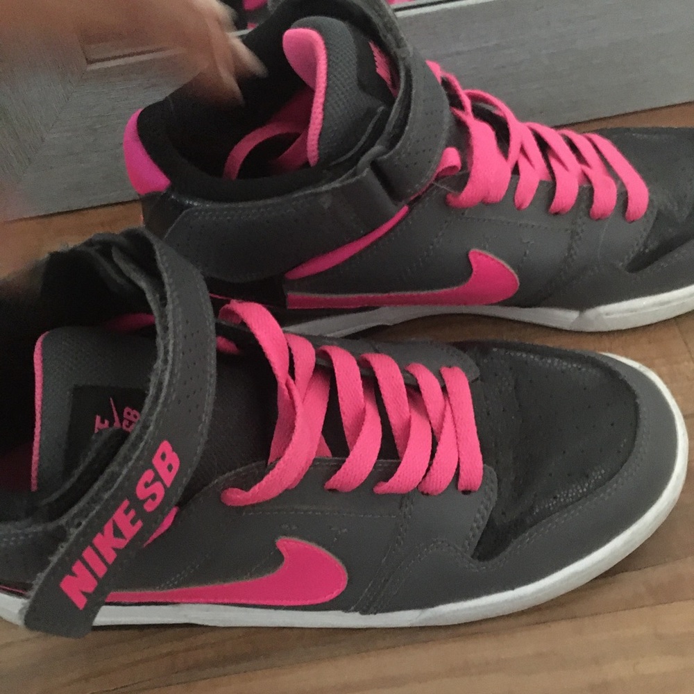 Nike’s - Picture 2 of 3